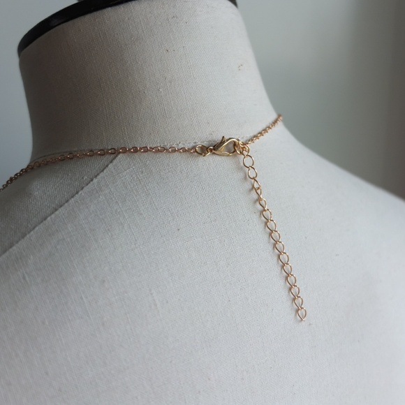 Elegant Drop Pendant Necklace - Green Stone - Picture 4 of 6